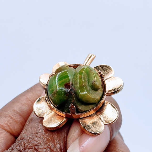 Rare Vintage Green Carved Bakelit Clover 4 Leaf Screwback Earrings - Picture 7 of 9